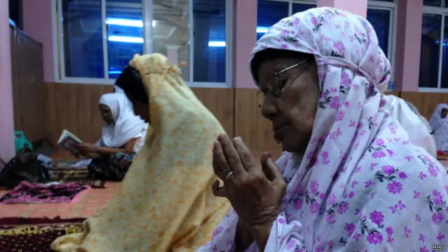 Tak seperti di Indonesia, para perempuan di Myanmar tak punya aturan saf. Dari sekitar 20 orang yang salat Ashar mereka memilih tempat sesukanya.