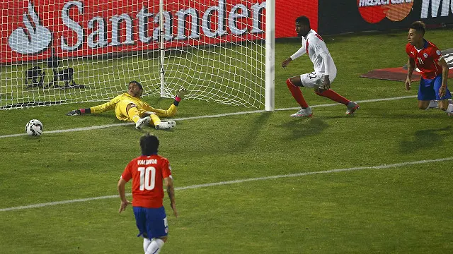 Peru, yang hanya diperkuat 10 pemain, akhirnya kebobolan sekitar lima belas kemudian. Melalui gol yang berbau offside, tendangan kaki kanan Eduardo Vargas membuat tuan rumah Cile unggul 1-0.