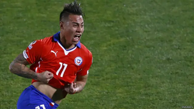 Tetapi skor imbang ini hanya bertahan sekitar empat menit. Tendangan spektakuler Eduardo Vargas dari luar kotak penalti, tidak mampu ditepis kiper Peru, Pedro Gallese.