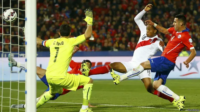 Walaupun unggul jumlah pemain, Cile tidak sepenuhnya menguasai jalannya permainan. Buktinya, Peru dapat menyamakan kedudukan 1-1 melalui gol bunuh diri pemain belakang tuan rumah, Gary Medel pada menit 60. 