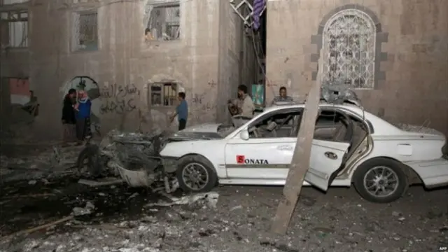 پیر کو ہونے والے ایک کار بم دھماکے میں کار کا ملبہ دیکھا گیا