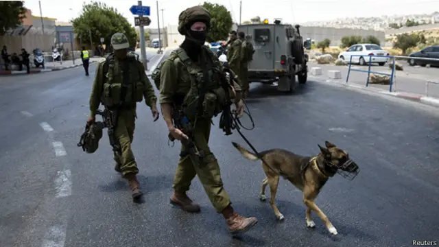 شرعت قوات الجيش الإسرائيلي بتمشيط المنطقة