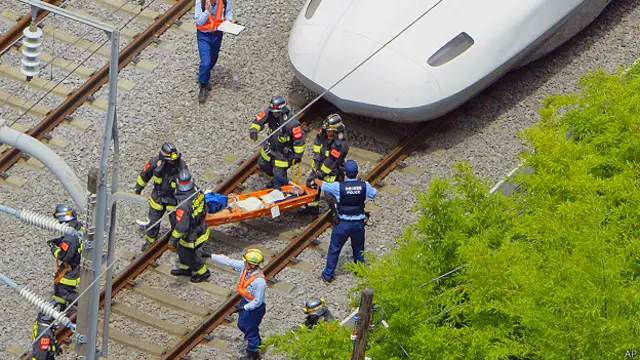 مقامات می گویند دست کم پنج نفر دیگر در این حادثه آسیب دیده اند