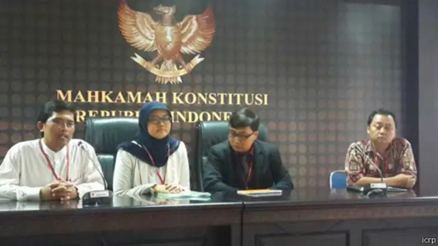 "Saya kira (putusan MK) ini kemunduran, karena kelima pemohon itu hendak menandaskan suatu hal penting, bahwa ada diantara hak-hak sipil warga negara terabaikan atau terdiskriminasikan," kata Nurcholish (kanan).