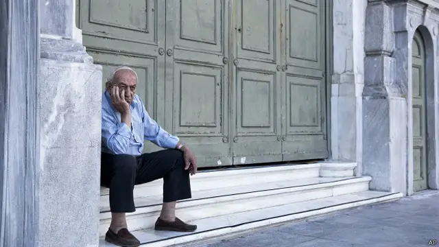 Пенсионер у закрытого банка в Афинах