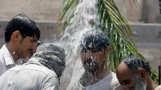 ایسے موسم میں پانی بہت بڑی نعمت ہے۔ جہاں پانی نظر آتا ہے لوگوں کی بھیڑ لگ جاتی ہے جو پیاس بجھانے کے ساتھ ساتھ ٹھنڈک بھی حاصل کرتے ہیں۔