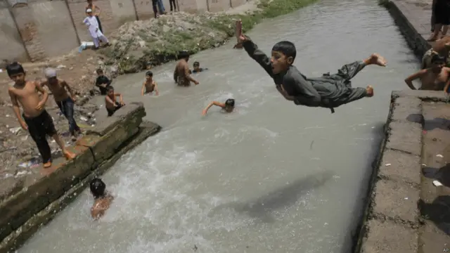 ملک کے باقی علاقوں میں بھی موسم شدید گرم ہے اور لوگ ٹھنڈک کی تلاش میں ندی، نالوں اور تالابوں کا رخ کر رہے ہیں۔