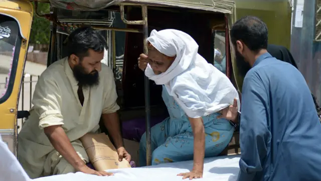 گرمی اور لو سے متاثر ہونے والوں، خاص کر عمر رسیدہ افراد کو ہپستالوں میں پہنچایا جا رہا ہے۔