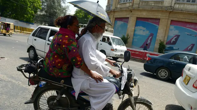 گرمی کی اس شدید لہر میں گزشتہ دو دنوں میں معمولی سی کمی ہوئی ہے لیکن اب بھی صوبۂ سندھ کے مختلف علاقوں میں گرمی کی شدت کی وجہ سے اموات کی اطلاعات موصول ہو رہی ہیں۔