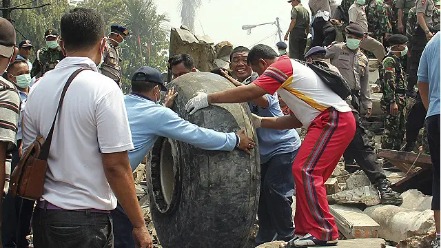 Phi cơ vận tải quân sự Indonesia rơi xuống Medan, Indonesia tháng 6/2015