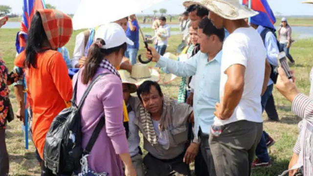 Dân biểu Real Camerin (ngồi) nói ông bị dân Việt Nam đánh gây thương tích
