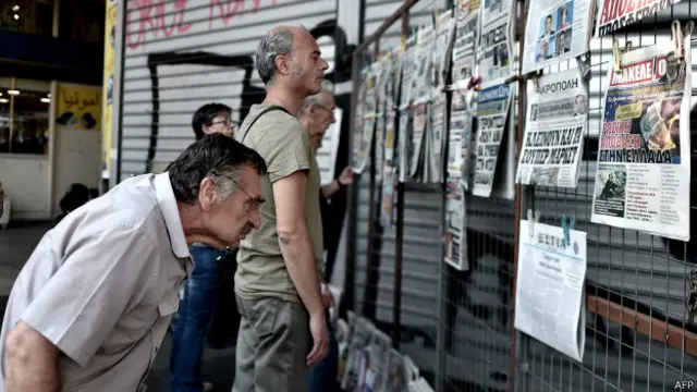 Греки у газетного стенда