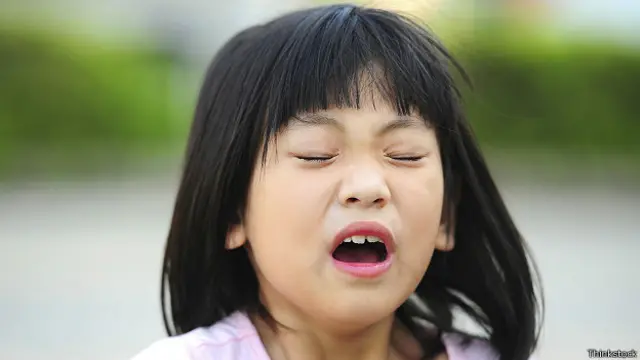 Девочка чихает