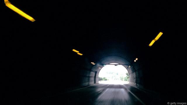 В темном тоннеле