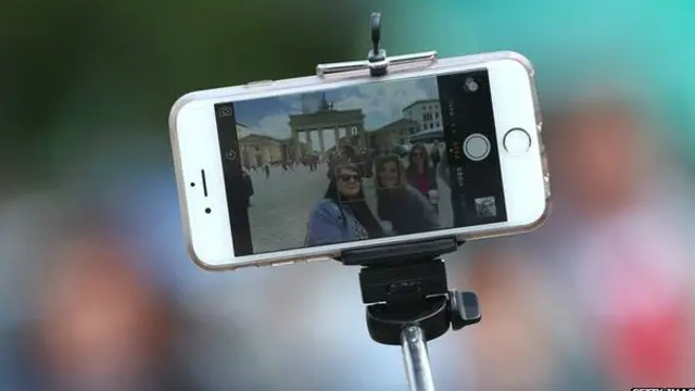 د ډېزني شرکت ویاند ویلي د عکس اخېستو لپاره د اوږدو ډنډو کارول نه یوازې د سیلانیانو بلکې د کارکوونکو لپاره هم خطر دی.