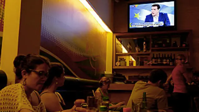 Griegos frente a televisor