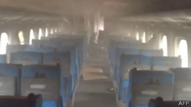 ရထားတစ်စင်းလုံးကို မီးခိုးတွေ ဖုံးလွှမ်းသွားခဲ့။