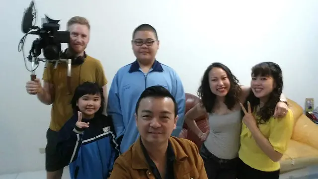 ChiChu (giữa) rất thích selfie. Neal quay phim (góc trái), Hạnh Ly (đứng cạnh Thảo mặc áo vàng), và hai con của Thảo