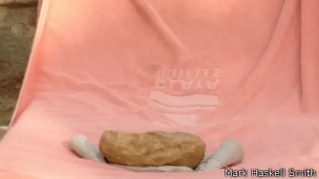 Toalla y gorro, los únicos elementos necesarios para un nudista.