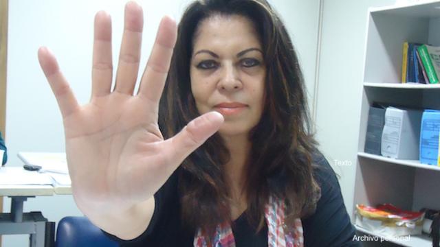 La fiscal brasileña de Trabajo Marinalva Dantas muestra la palma de su mano 