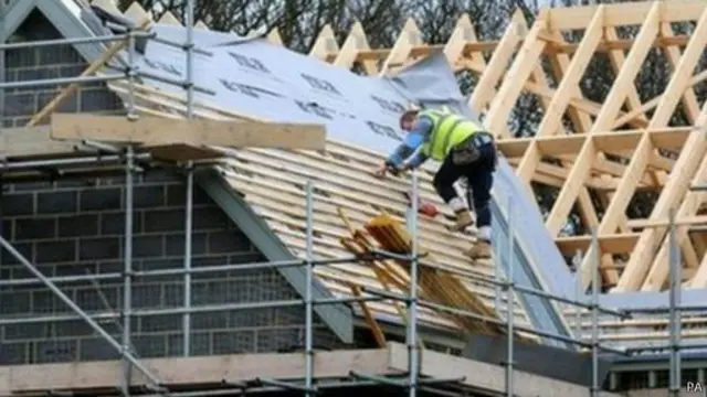 据悉，英国经济增长强劲的原因是因为建筑行业表现更佳。