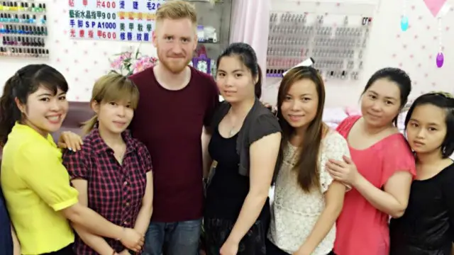 Các chị em ở tiệm Duy Thảo say sưa chụp ảnh với  Neal, quay phim của đoàn