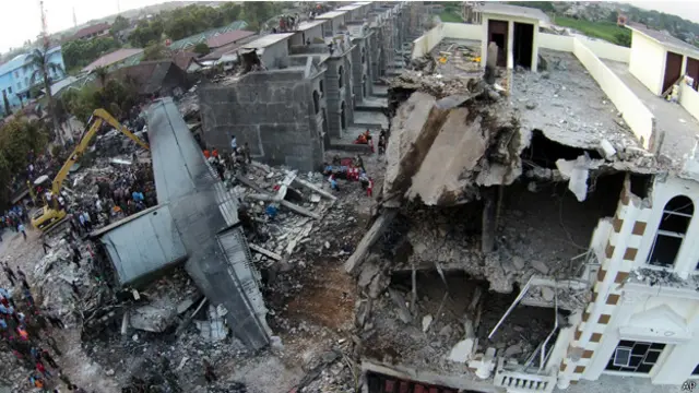 اصطدمت الطائرة وهي من طراز هركليز سي-130 أمريكية الصنع بمنزلين وفندق