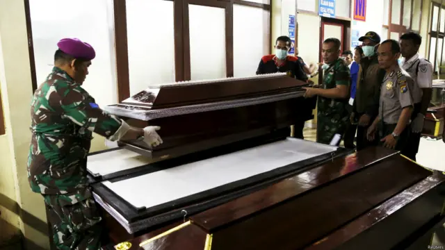 Walau belum semua jenazah diidentifikasi, peti mati sudah disiapkan karena dipastikan tidak ada yang selamat dalam kecelakaan. 