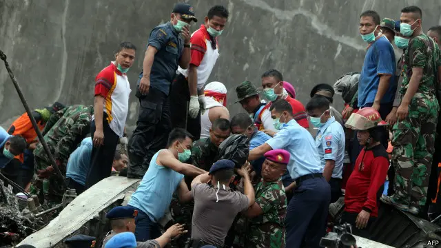 فوجی اور امدادی کارکن ملبے سے لاشوں کو نکالنے میں لگے رہے