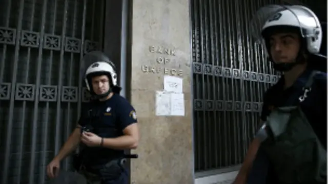 greek_riot_police_officers_