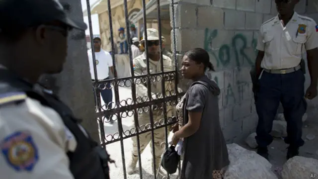 mujer cruza frontera entre República Dominicana y Haití