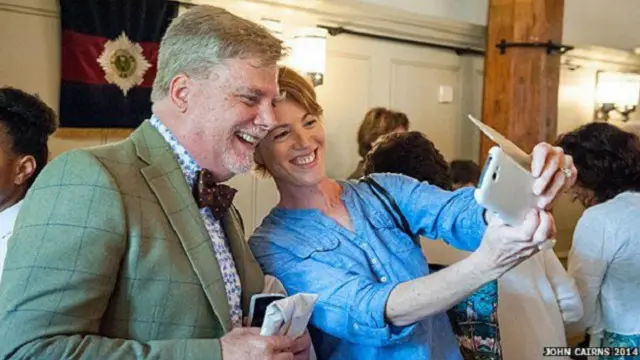 روغر ميتشيل (يسارا) في مهمة لتسجيل الآثار القديمة المعرضة للخطر