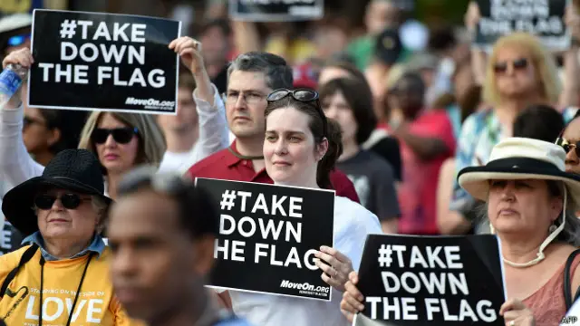 تقاضاها برای پایین کشیدن پرچم پس از قتل عام کلیسا بالا گرفت