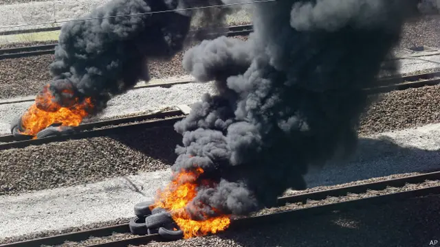 Горящие шины на железнодорожных путях Eurotunnel
