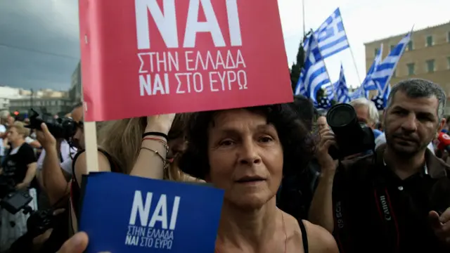 Aktivis kampanye berusaha menjangkau pemilih sebelum referendum Minggu