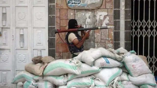 يعاني اليمن من تردي الأوضاع الأمنية، إذ تتقاتل مجموعات متنافسة من أجل السيطرة على مقاليد الحكم.
