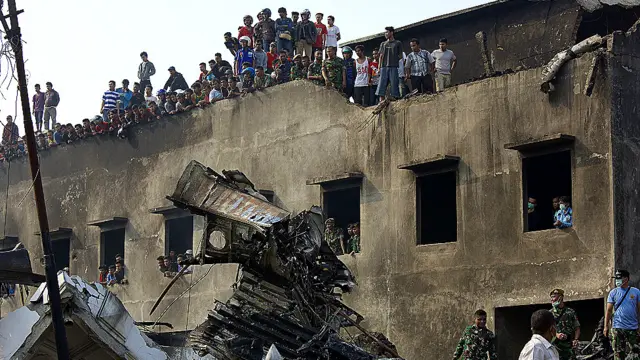 حکام کا کہنا ہے کہ چار انجن والا ہرکیولیس سی 130 طیارہ رہائشی آبادی پر گر گیا اور اس میں عملح سمیت 122 افراد سوار تھے اور خدشہ ہے کہ طیارے میں سوار تمام افراد ہلاک ہو گئے ہیں۔