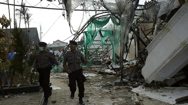 مدان نامی شہر میں طیارہ ایک ہوٹل اور دو مکانوں پر گرا اور اس میں آگ لگ گئی۔ 