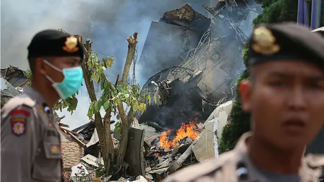 فوج کے ایک ترجمان فواد باسیا نے کہا ہے کہ طیارہ دوپہر 12 بج کر آٹھ منٹ پر فضائیہ کے اڈے سے اڑا تھا اور دو منٹ بعد ہی پانچ کلومیٹر کے فاصلے پر شہر میں گر کر تباہ ہو گیا۔