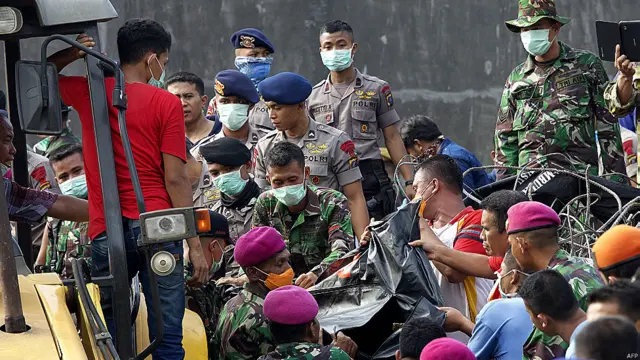 حادثے کے بعد سے علاقے میں امدادی کارروائیاں جاری ہیں اور ابھی تک یہ معلوم نہیں ہو سکا کہ طیارے میں سوار افراد کے علاوہ زمین پر کتنے لوگ ہلاک یا زخمی ہوئے ہیں