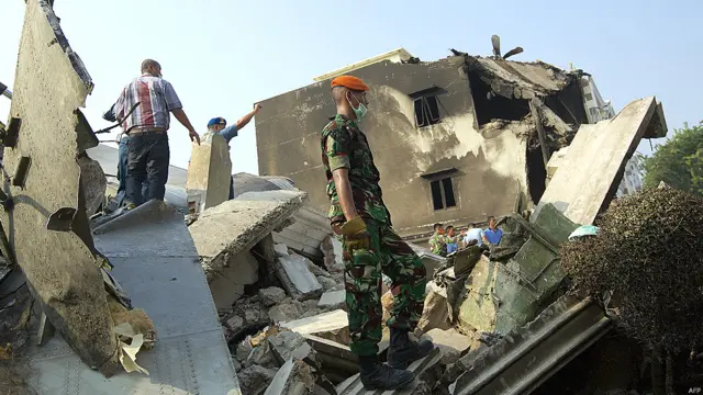 حادثے کے بعد جائے وقوعہ پر امدادی کارروائیاں شروع کر دی گئیں تھیں لیکن شدید آگ اور دھوئیں کی وجہ سے امدادی کارکنوں کو مشکلات درپیش تھیں۔