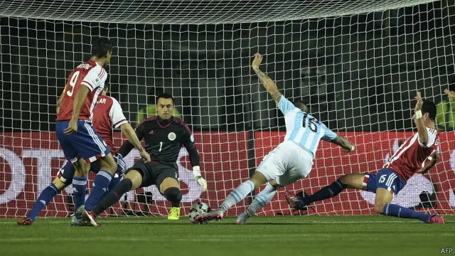 Di menit 14, Rojo membobol gawang Paraguay setelah menerima umpan silang Messi melalui tendangan bebasnya di sektor kiri tim lawan.