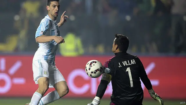 Dua belas menit kemudian, menerima umpan Messi, gelandang kanan Javier Pastore menambah keunggulan Argentina menjadi 2-0. 