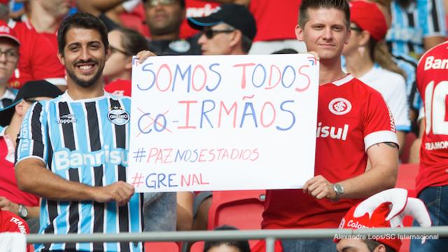 Hinchas brasileños del Internacional y Grêmio juntos durante un clásico entre sus equipos.