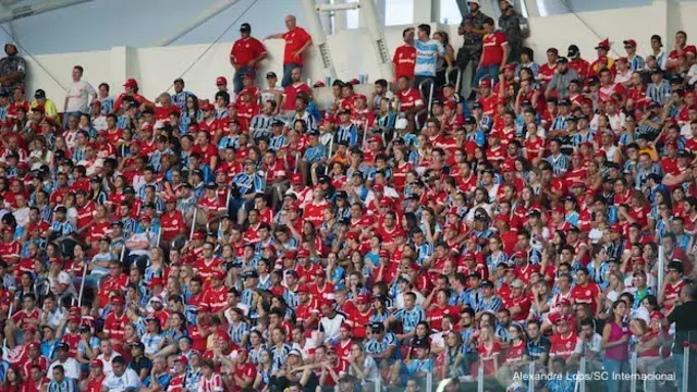 Hinchas brasileños del Internacional y Grêmio juntos durante un clásico entre sus equipos.