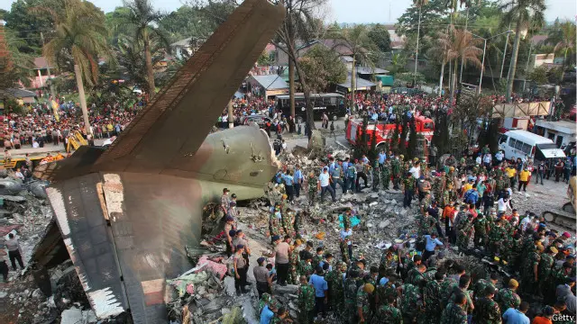 Dua propeler ditemukan dalam posisi feathered, artinya dalam keadaan mati mesin.