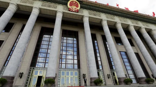 一名保安在人民大会堂外