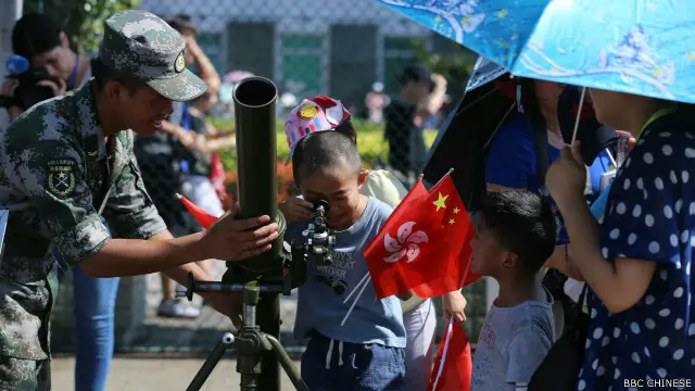 一位帶小孩前來的香港婦女表示，今天會來到這裏是因為「平常軍營沒有開放，想來看看這個神秘的地方」。