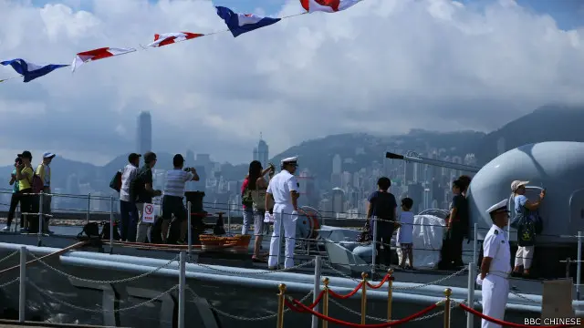 這是位於九龍的昂船洲軍營今年唯一的開放日。約有17000名市民前往參觀。