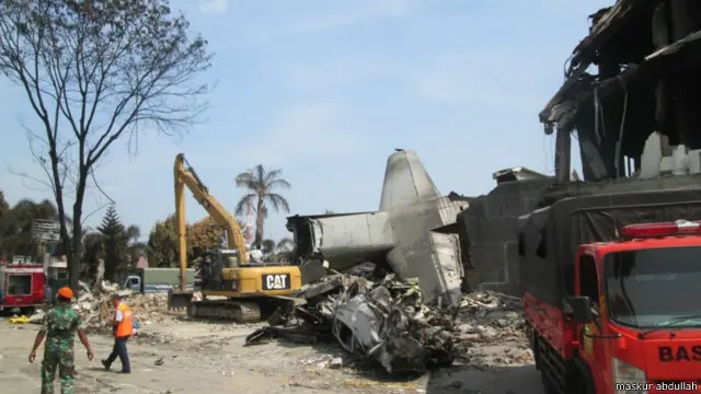 Proses evakuasi jenazah dan pemindahan puing-puing pesawat Hercules C-130 di Jalan Jaming Ginting, Medan, Sumatra Utara, ditargetkan selesai pada Rabu (01/07).